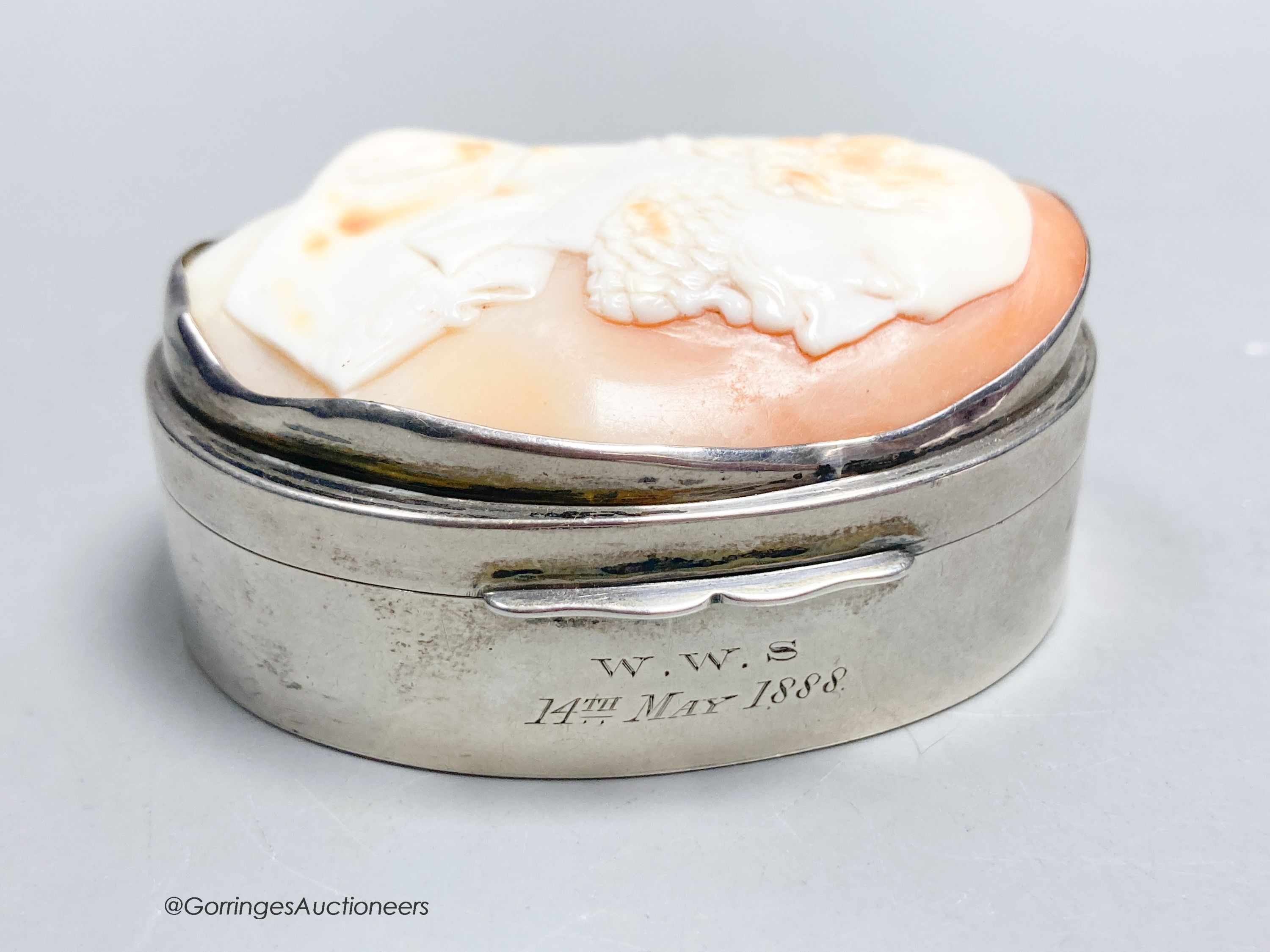 A Victorian silver oval snuff box, the hinged cover with inset cameo shell carved with the bust of a gentleman to sinister, Joseph Witten, Birmingham, 1887, 60mm.